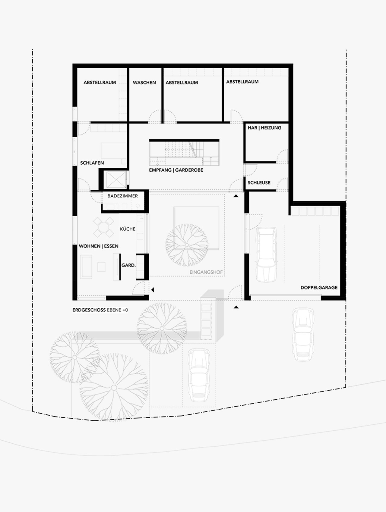 Grundriss des Erdgeschosses mit zentralem Wohnbereich und Atrium