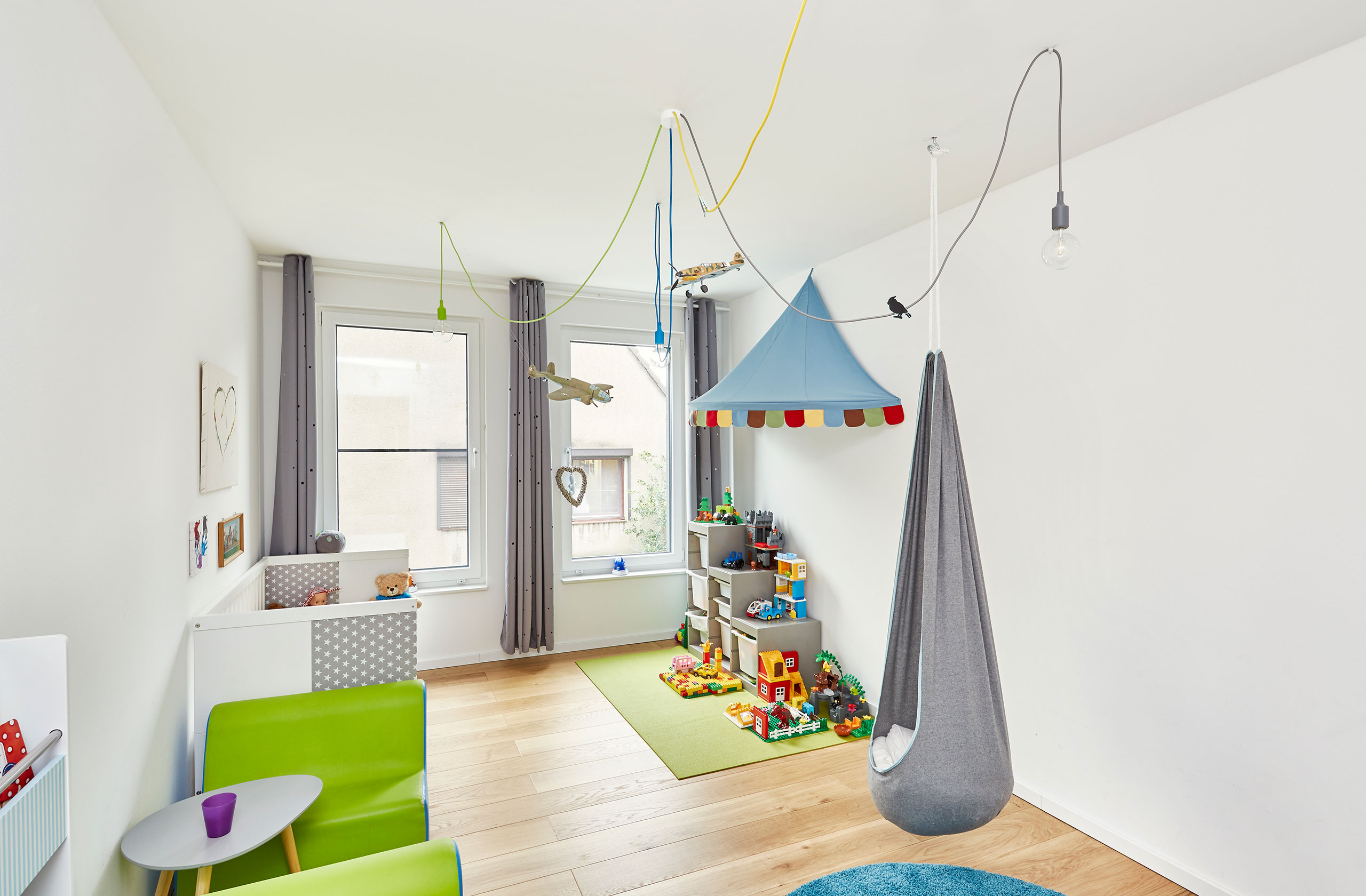 Kinderzimmer mit Spielpodest, Sitznische und hellen Farben