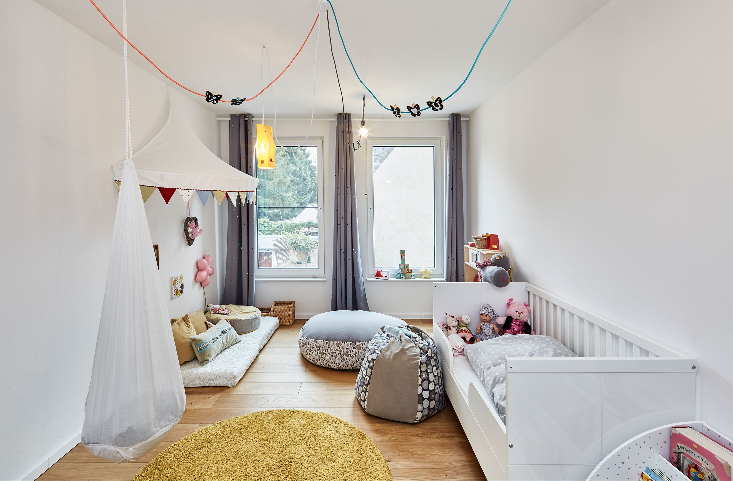 Helles Kinderzimmer mit Spielecke, Himmelzelt und Eichenparkett