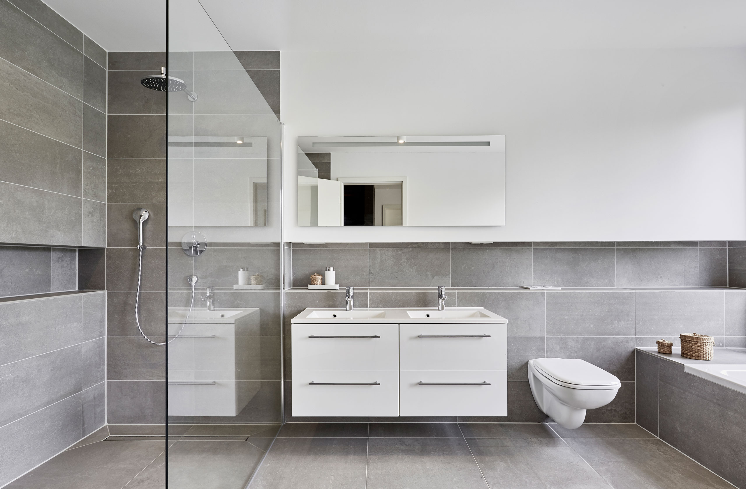 Modernes Bad mit bodentiefer Dusche und Doppelwaschtisch
