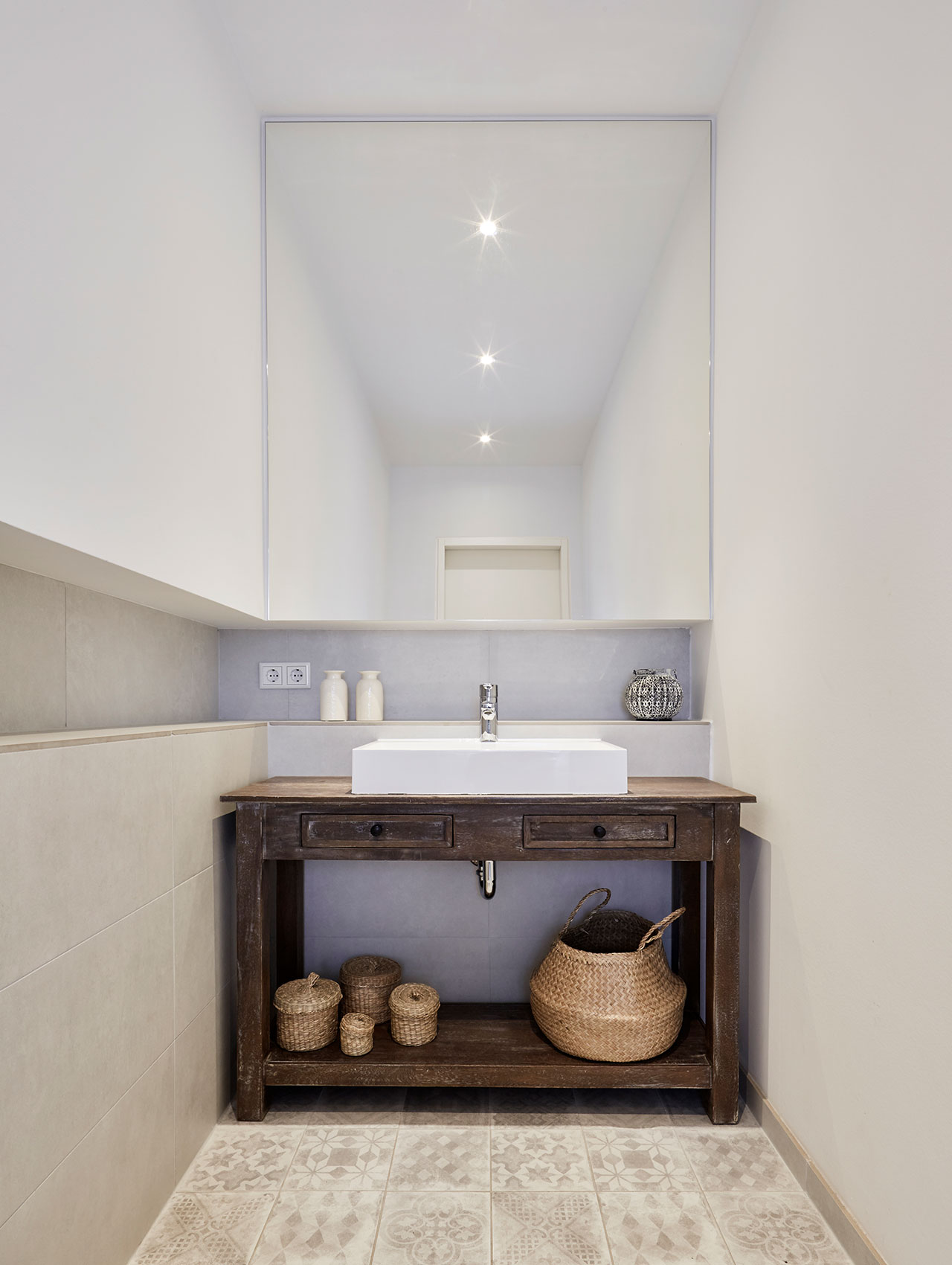 Waschtisch mit Holzwaschtisch und hellen Fliesen