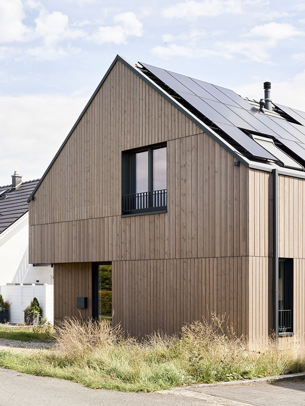 Ansicht des Wohnhauses VB9 von der Straße mit Holzverkleidung