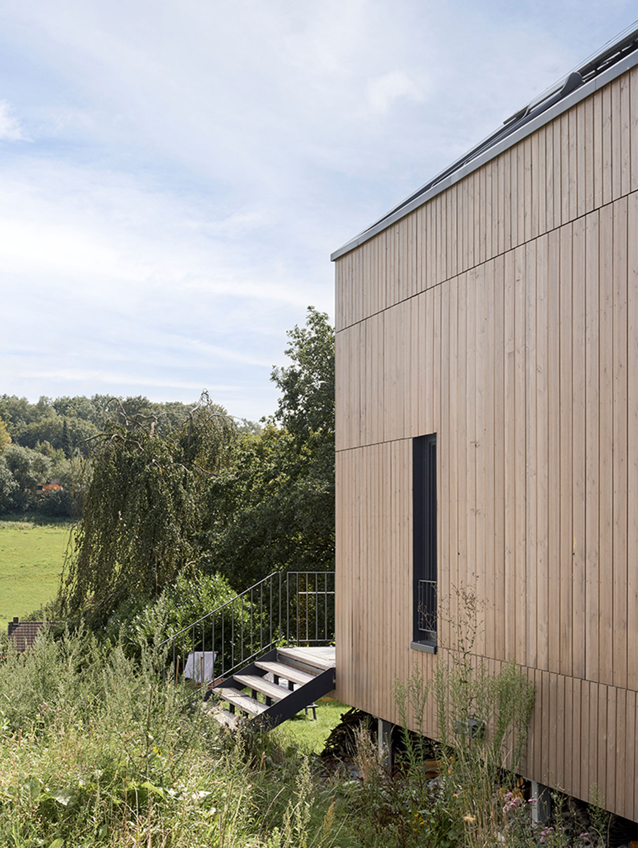 Seitenansicht der Holzfassade des Wohnhauses