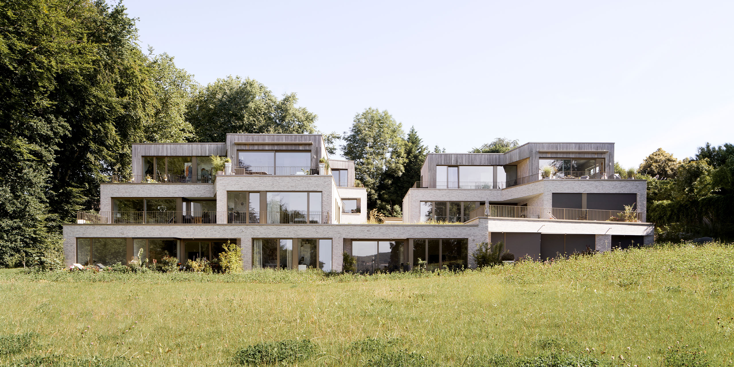 Außenansicht der gestaffelten Mehrfamilienhäuser in Hanglage