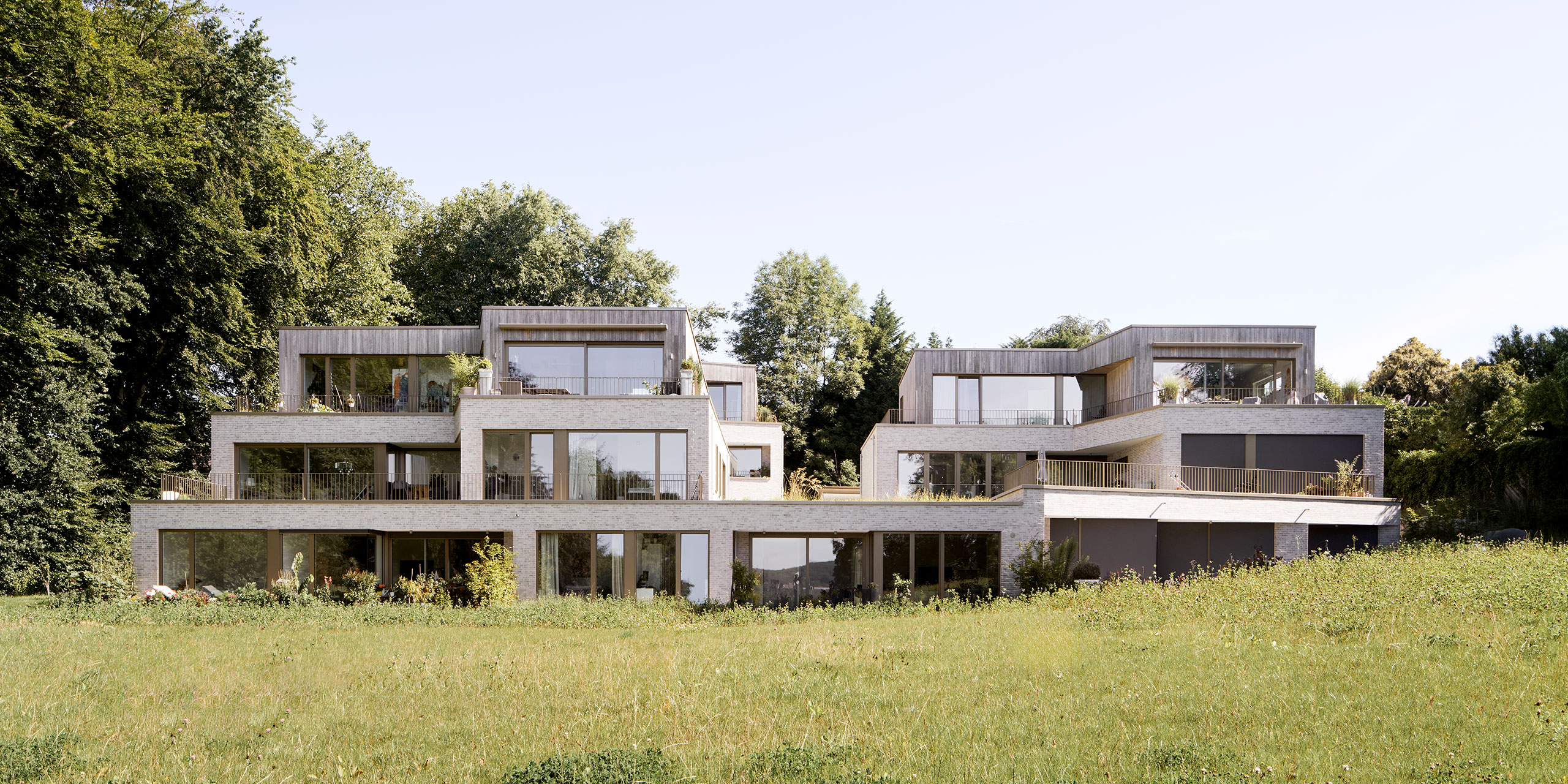 Außenansicht der gestaffelten Mehrfamilienhäuser in Hanglage