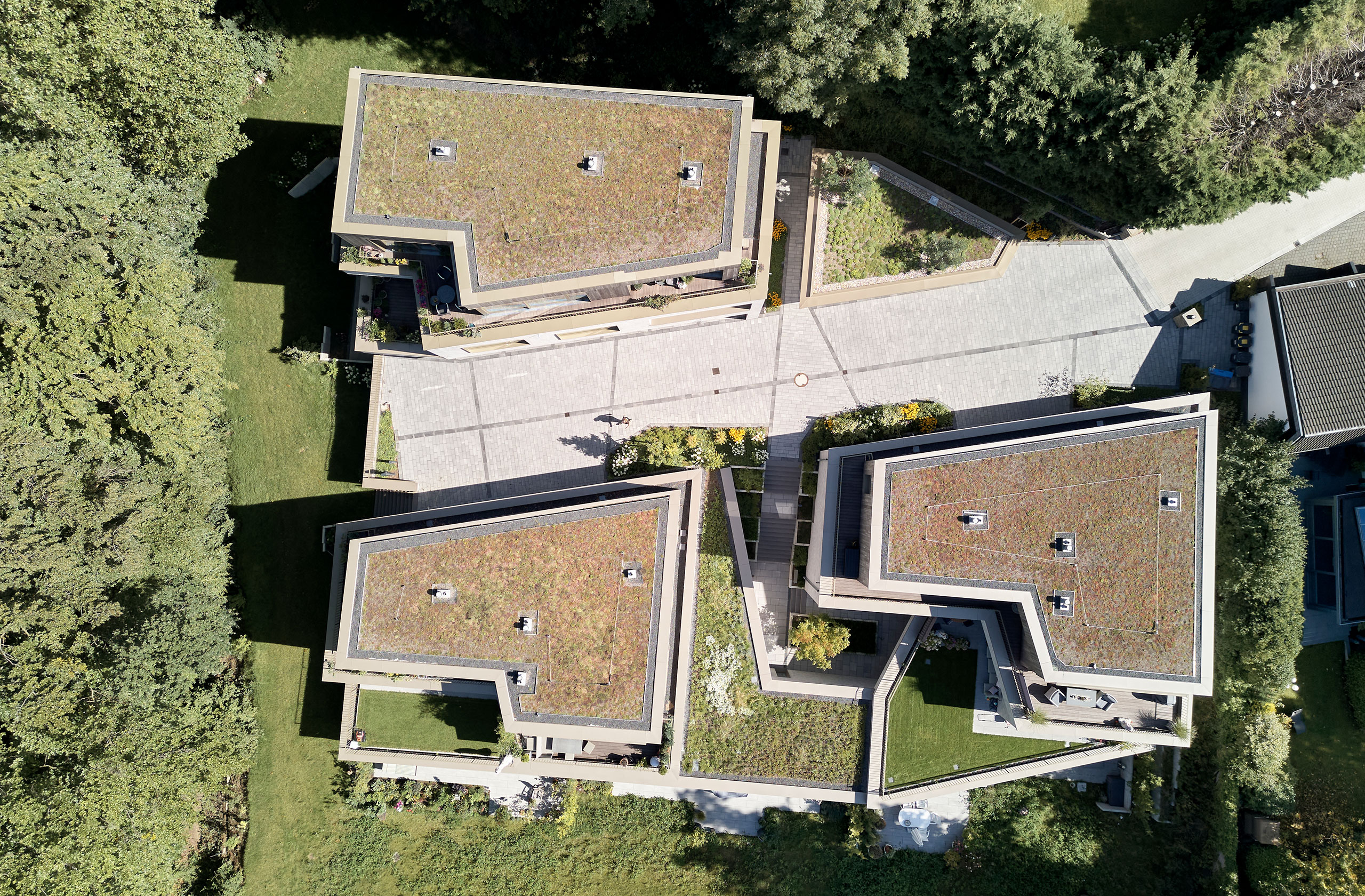 Luftaufnahme des Wohnquartiers mit begrünten Dächern und Hofstrukturen