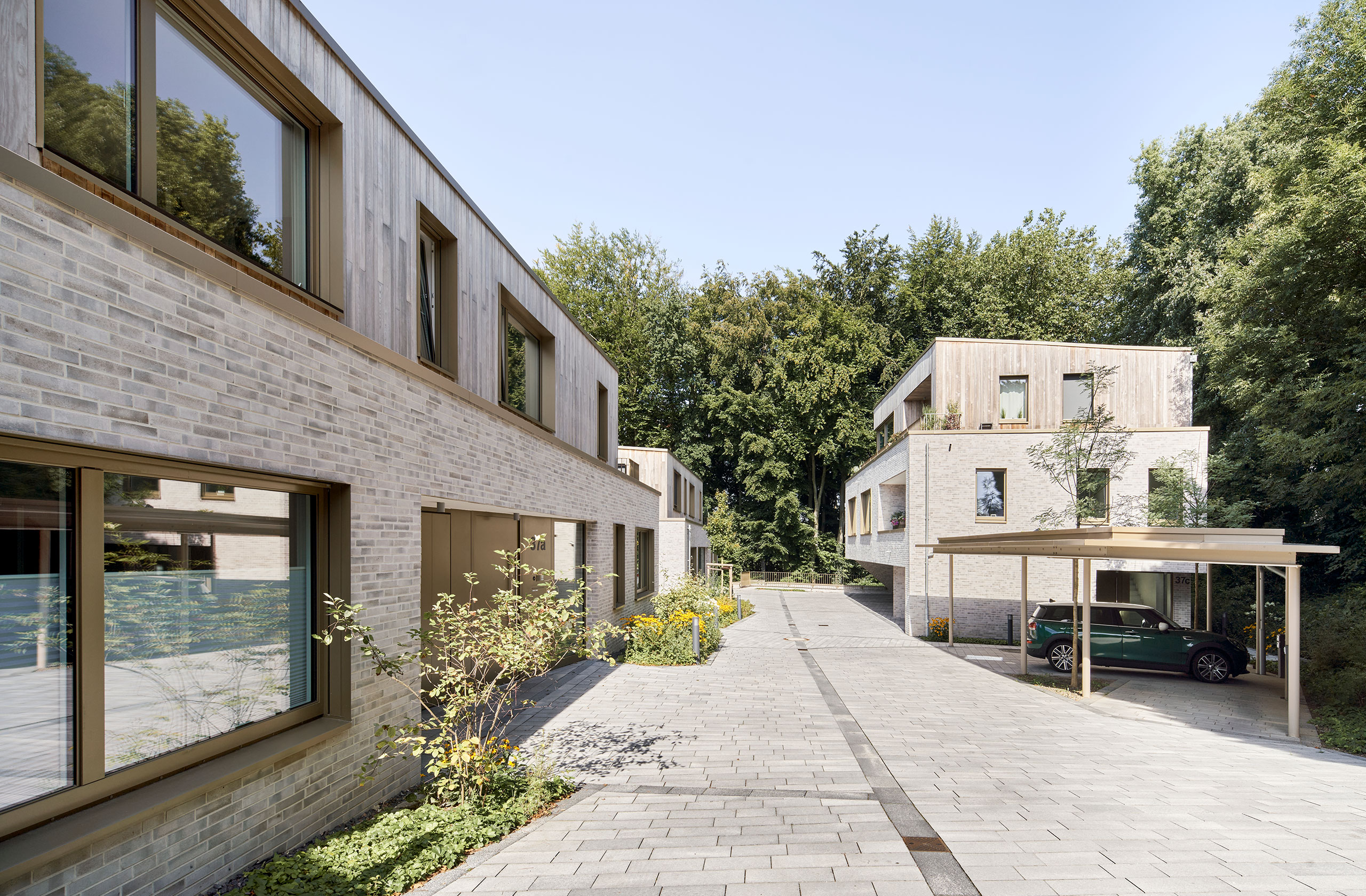 Blick entlang der Erschließungszone zwischen den Gebäuden