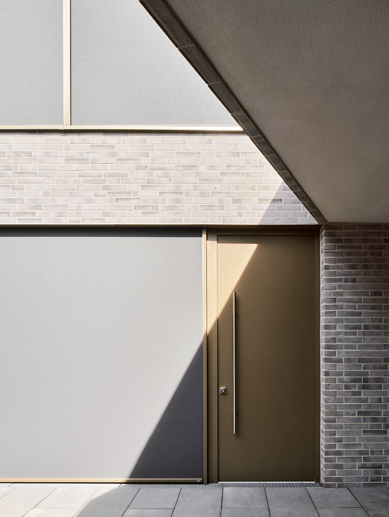 Detail einer Haustür im Zusammenspiel mit dem Klinker