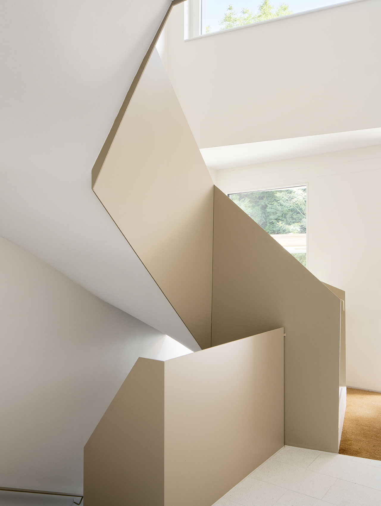Innenansicht mit skulpturaler Treppe und Lichteinfall